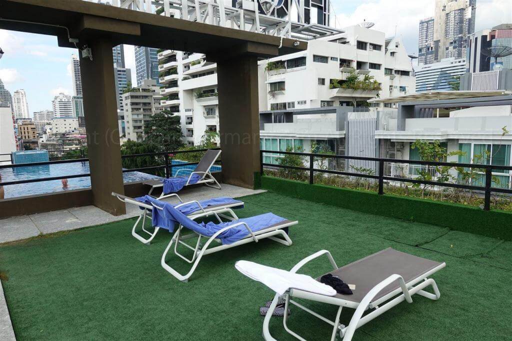 バンコク_Hope Land Hotel & Residence Sukhumvit 8_屋上プール脇のスペース